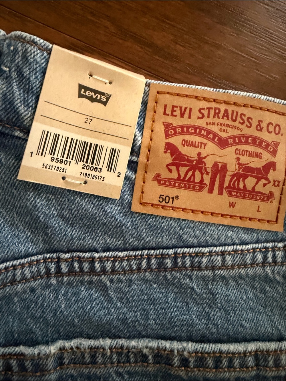 NEW w/ Tags Levi's 501 High-Waist Distressed Denim Shorts - Picture 5 of 5